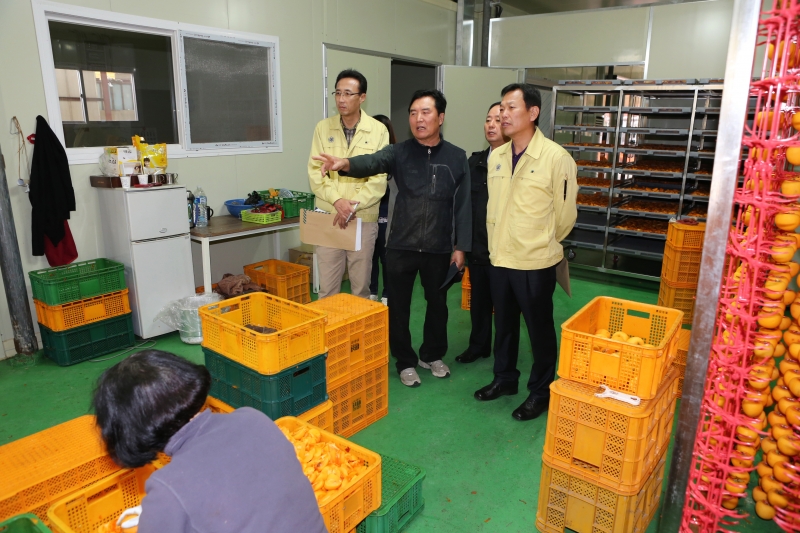20141030-021[AP7U4117-조사특별위원회 해평면 금오산 감 작목반 방문.JPG