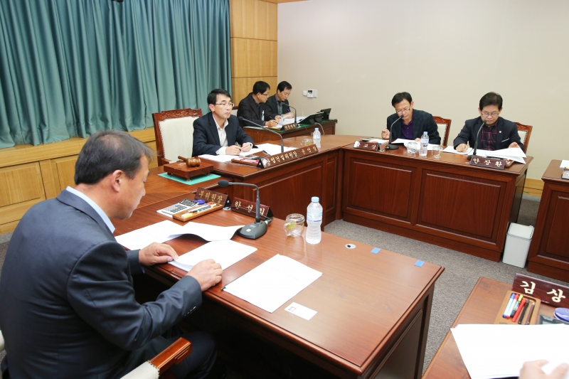 20141106-008[AP7U4373-제191회 임시회 산업건설위원회 2014 행정사무감사 계획서 작성.JPG