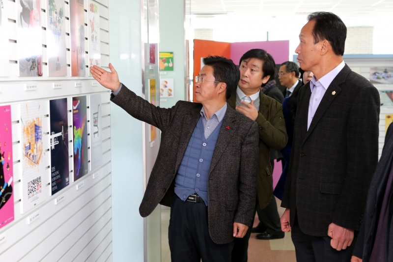 20141204-037[AP7U6765--제192회 정례회 기획행정위원회 제13회 구미시 멀티미디어 수상작품 전시장 방문.JPG