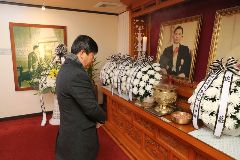 20150102-034[AP7U8104-박대통령 생가 참배.JPG
