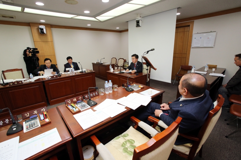 20150212-037[AP7U8959-제193회 임시회 기획행정위원회 조례안 심사활동-대표발의 제안설명.JPG