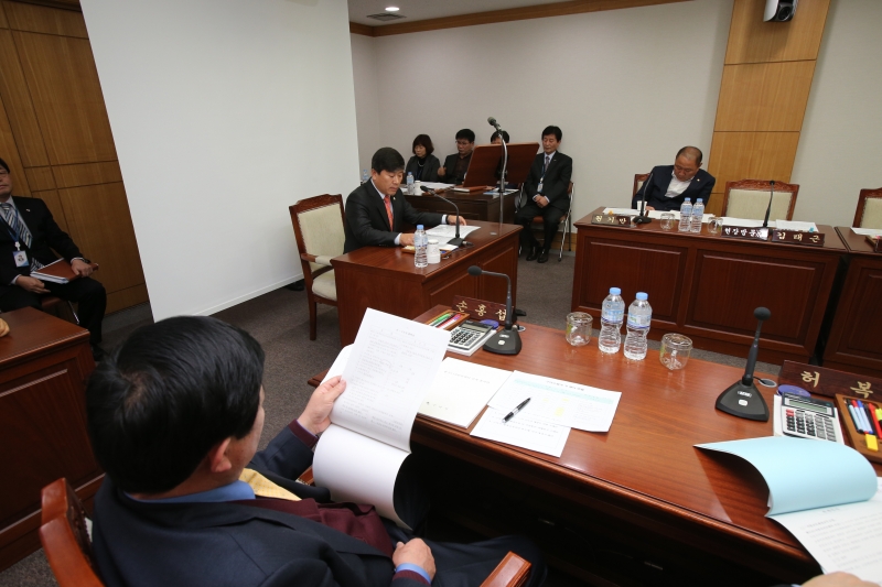 20150212-040[AP7U8933-제193회 임시회 기획행정위원회 조례안 심사활동-대표발의 제안설명.JPG