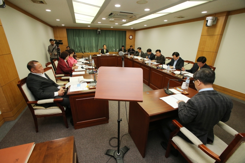 20150304-005[AP7U9446-제194회 임시회 기획행정위원회 조례안 심사활동.JPG