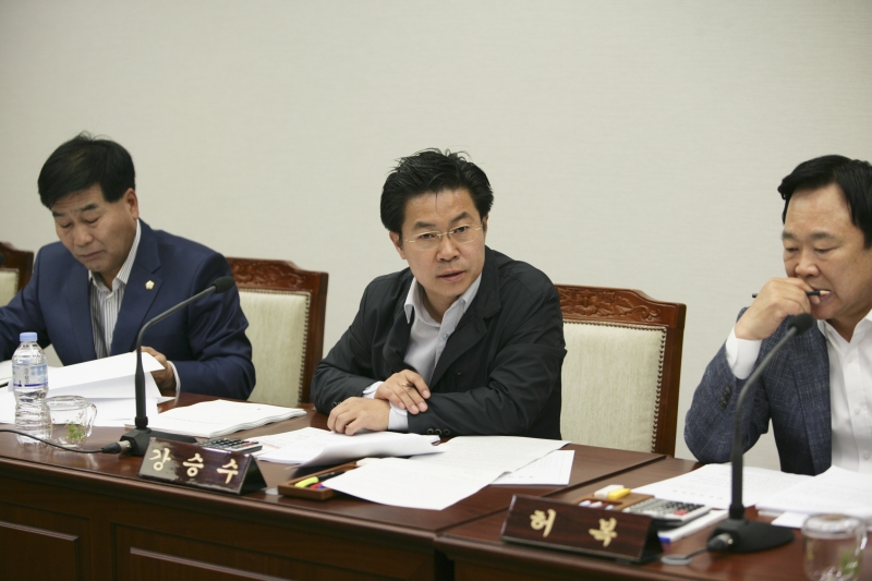20150403-007[345M8440-제195회 구미시의회 기획행정위원회 조례안 심사 활동.JPG