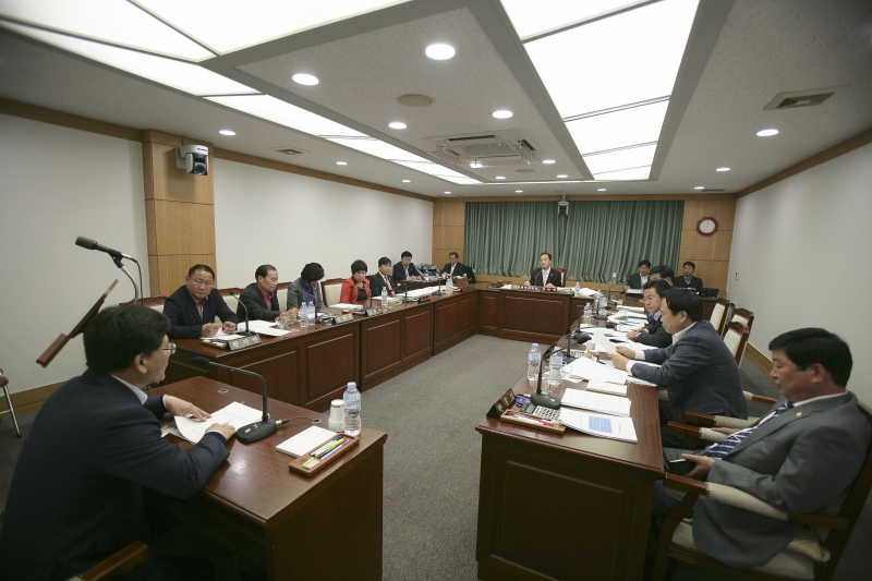 20150403-026[345M8588-제195회 구미시의회 기획행정위원회 조례안 심사 활동.JPG