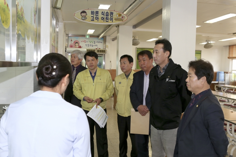 20150406-100[AP7U1250-제195회 임시회 산업건설위원회 고아초등학교 급식소 방문.JPG