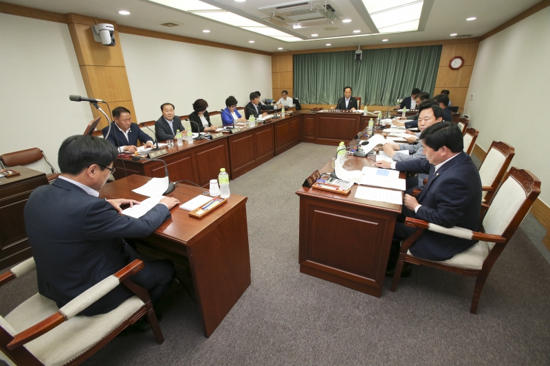 20150603-018[AP7U5711-제196회 임시회시 기획행정위원회 조례안 심사활동.JPG