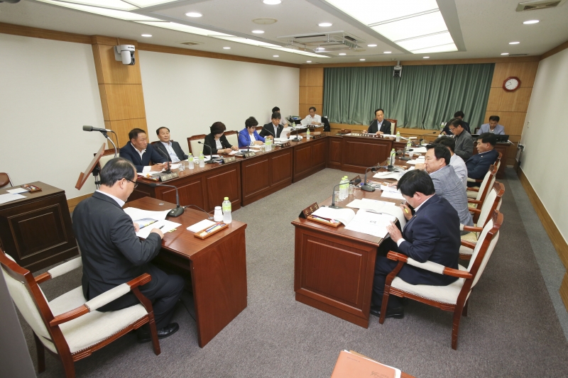 20150603-021[AP7U5721-제196회 임시회시 기획행정위원회 조례안 심사활동.JPG