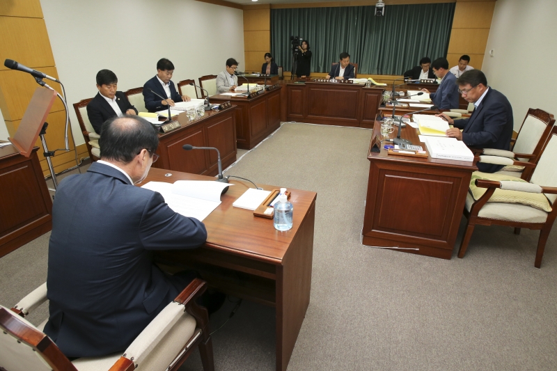 20150605-001[AP7U6309-제196회 임시회시 의회운영위원회 소관 2015년도 제1회 추가경정예산안 예비심사.JPG