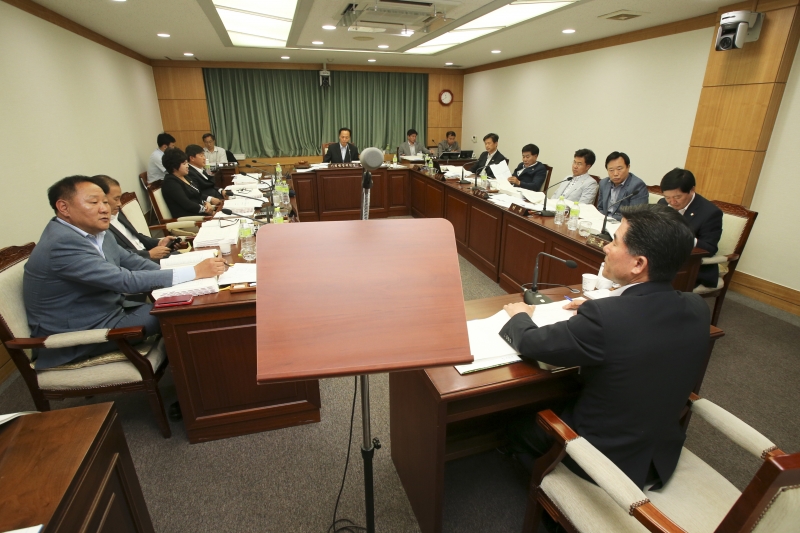 20150605-021[AP7U6389-제196회 임시회시 기획행정위원회 소관 2015년도 제1회 추가경정예산안 예비심사.JPG