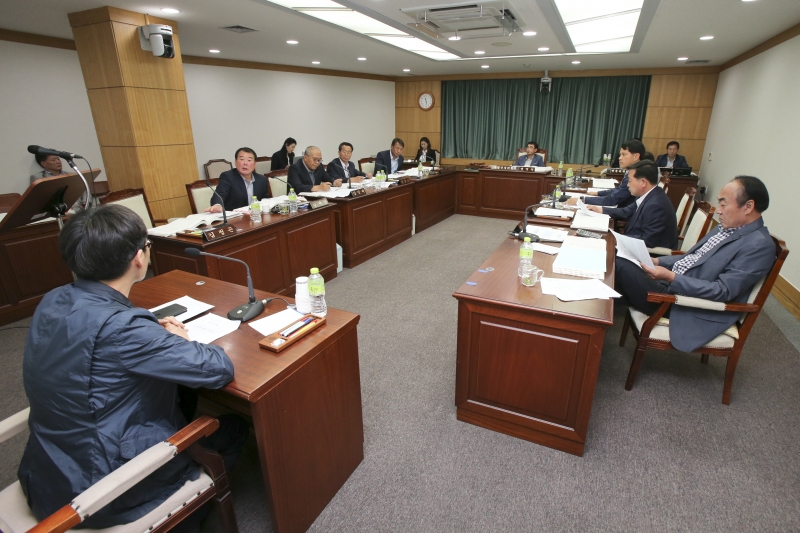 20150605-033[AP7U6368-제196회 임시회시 산업건설위원회 구건회 보건소장 메르스 관련 현황 청취.JPG