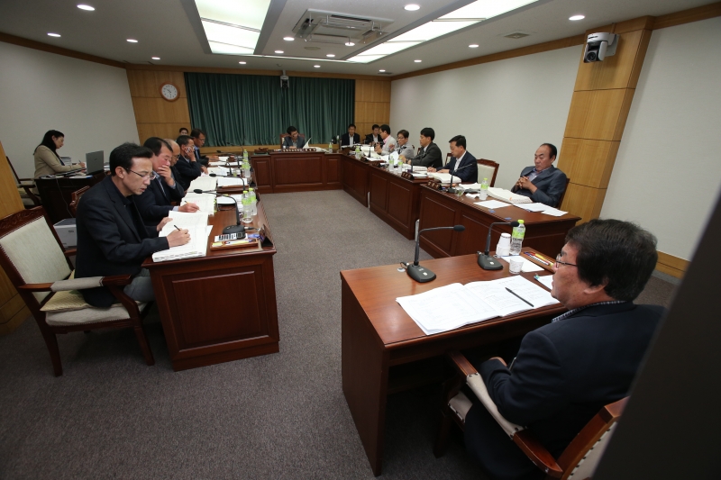 20150608-008[AP7U6822-제196회 임시회시 산업건설위원회 소관 2015년도 제1회 추가경정예산안 예비심사.JPG