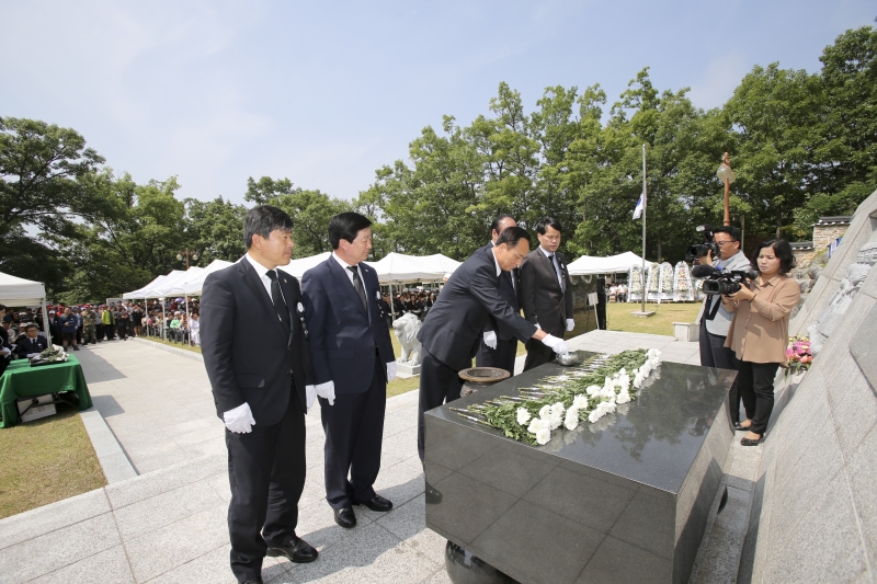 20150606-058[AP7U6570-제60회 현충일 추념 충혼탑 참배.jpg