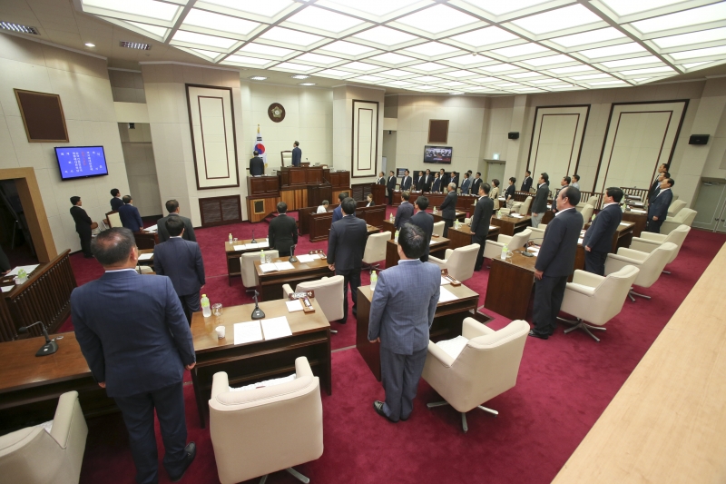 20150707-008[AP7U7318-제197회 정례회 개회식시 국민의례.JPG