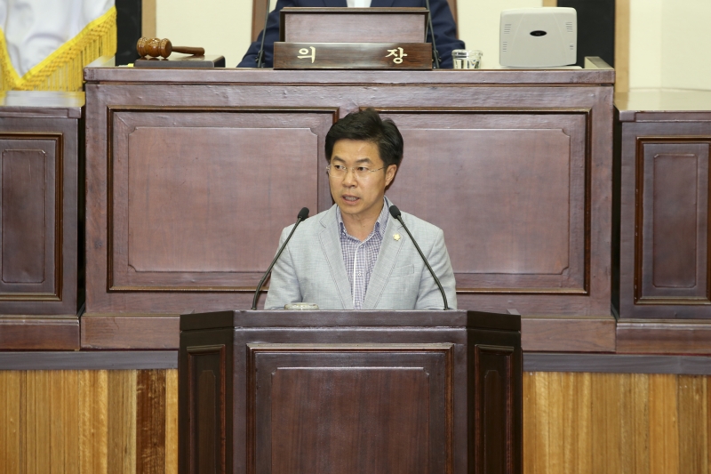 20150707-042[AP7U7387-제197회 정례회 제1차 본회의시 예산결산특별위원장에 호선된 강승수 의원 인사.JPG