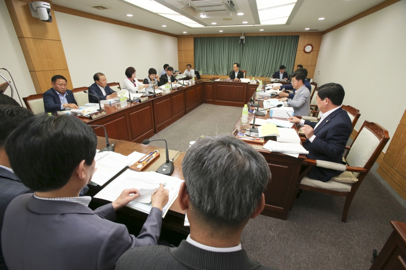 20150714-012[AP7U8161-제197회 정례회 기획행정위원회 2014회계연도 세입세출결산승인안 예비심사활동.JPG