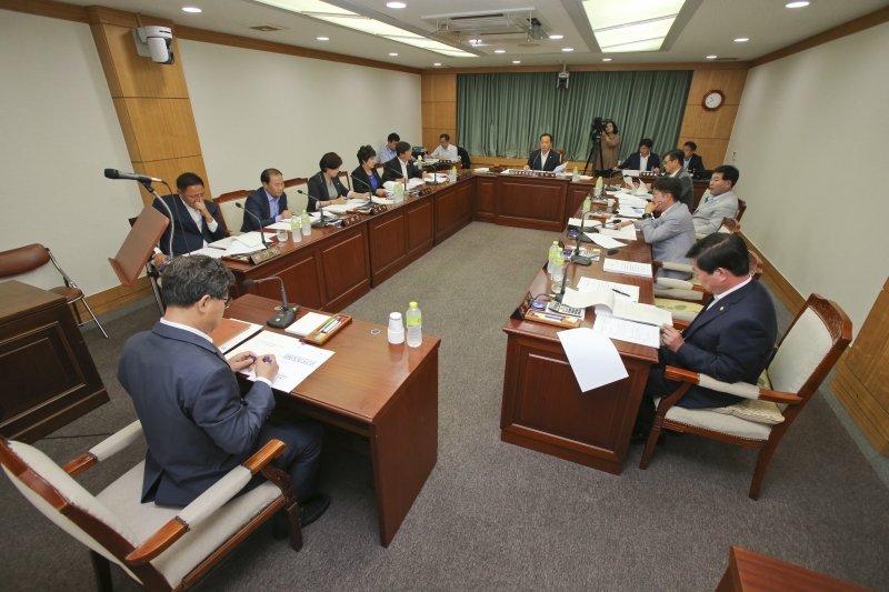 20150909-013[AP7U1576-제198회 임시회시 기획행정위원회 조례안 심사활동.jpg