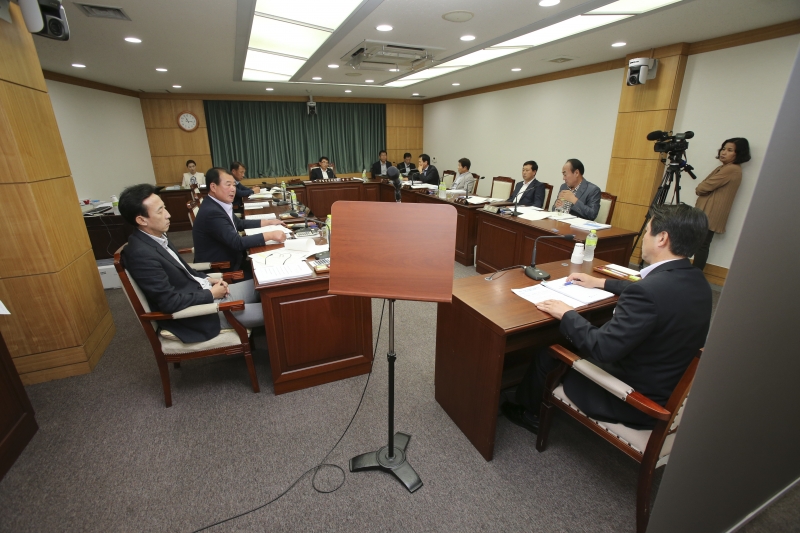 20150909-038[AP7U1645-제198회 임시회시 산업건설위원회 조례안 심사활동.jpg