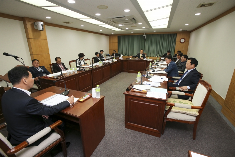 20151020-031[AP7U7314-제199회 임시회 기획행정위원회 조례심사 활동.jpg