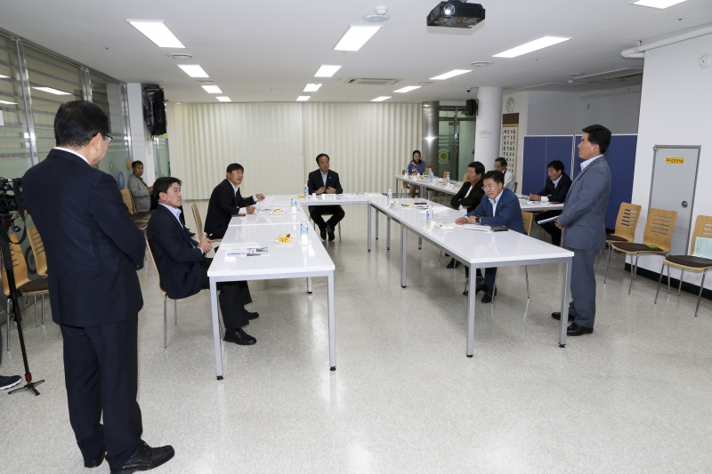 20151022-025[AP7U7531-제199회 임시회 기획행정위원회 서울사무소 및 구미학숙 현장방문.jpg