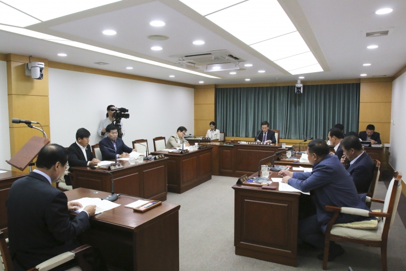 20151027-075[IMG_8015-제199회 임시회 의회운영위원회 2016년도 주요업무계획안 보고 청취.jpg