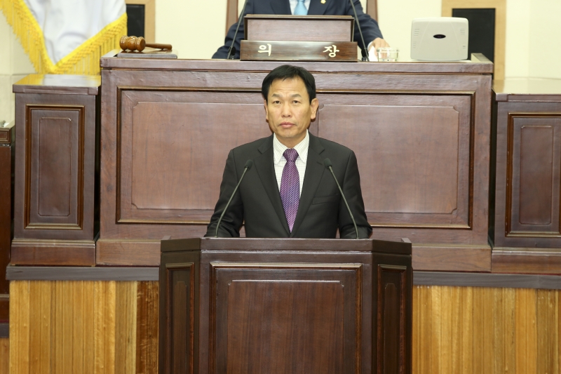 20151030-036[AP7U8326-제199회 임시회 제3차 본회의시 박교상 특별위원장 사회복지시설 및 보조사업 조사특별위원회 결과보고.jpg