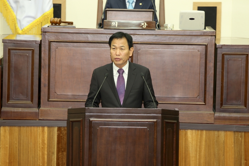 20151030-037[AP7U8328-제199회 임시회 제3차 본회의시 박교상 특별위원장 사회복지시설 및 보조사업 조사특별위원회 결과보고.jpg