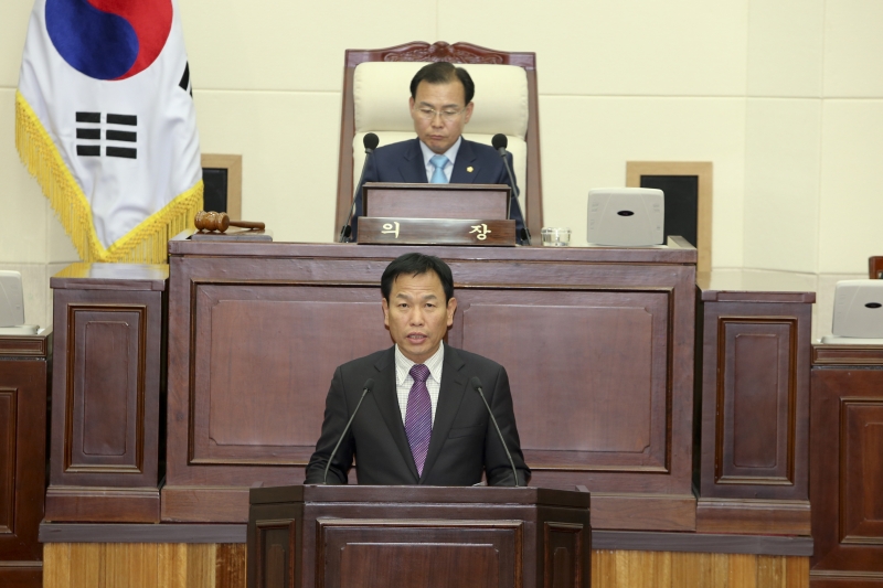 20151030-039[AP7U8331-제199회 임시회 제3차 본회의시 박교상 특별위원장 사회복지시설 및 보조사업 조사특별위원회 결과보고.jpg