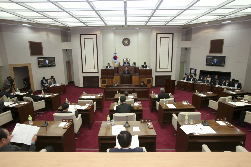 20151030-045[AP7U8342-제199회 임시회 제3차 본회의시 박교상 특별위원장 사회복지시설 및 보조사업 조사특별위원회 결과보고.jpg
