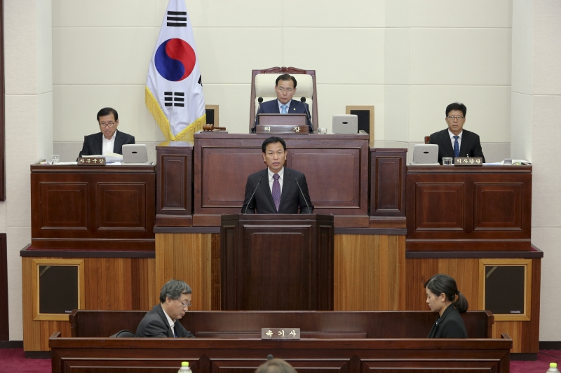 20151030-049[AP7U8350-제199회 임시회 제3차 본회의시 박교상 특별위원장 사회복지시설 및 보조사업 조사특별위원회 결과보고.jpg