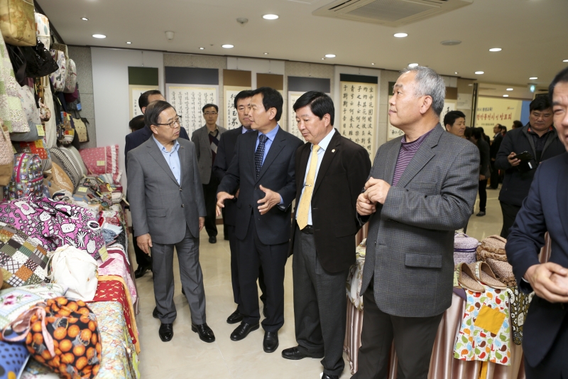 20151117-046[AP7U0506-2015년 구미시 평생교육원 수강생 및 종합작품 전시회.jpg