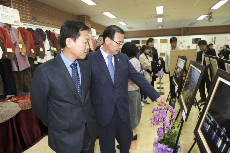 20151117-067[AP7U0561-2015년 구미시 평생교육원 수강생 및 종합작품 전시회.jpg