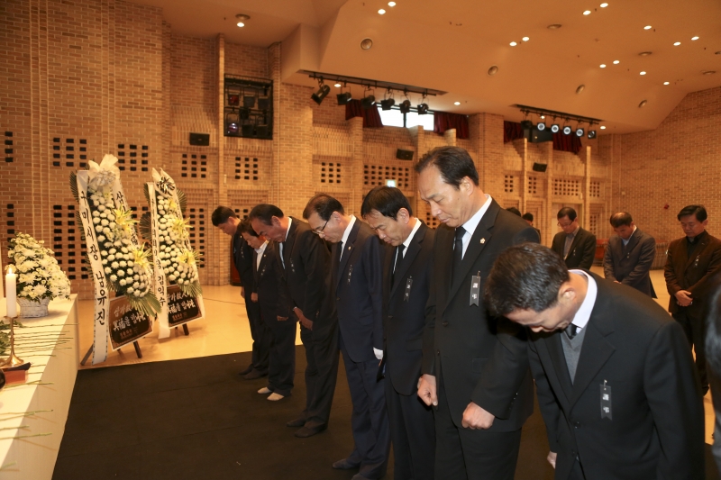 20151123-006[AP7U0641-고 김영삼 전 대통령 조문.jpg