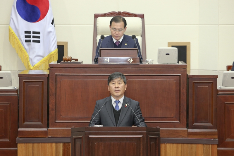 20151217-033[AP7U3048-제200회 정례회 제2차 본회의시 양진오 기획행정 부위원장 상임위 활동 결과보고.jpg