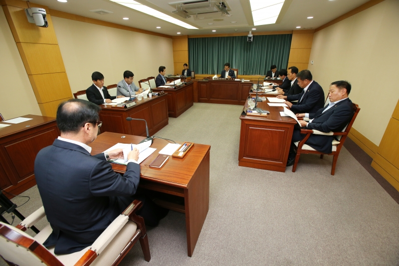 20140717-006[AP7U6266-제189회 임시회 의회운영위원회 2014년도 의회사무국 주요업무계획 보고 청취.JPG