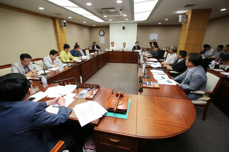 20140807-006[AP7U7668-폐회중 산업건설위원회 간담회-제11호 태풍 할롱 북상에 따른 풍수해 대책보고.JPG