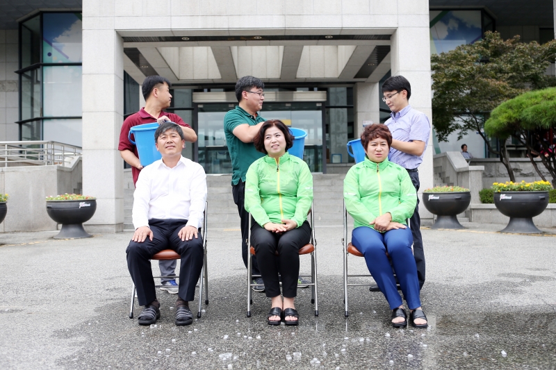 20140830-032[AP7U8857-아이스버킷 챌린지-양진오, 김복자, 김근아 의원.JPG