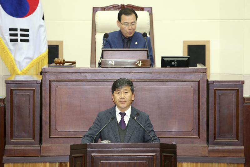 20160203-006[AP7U5408-제201회 임시회 제4차 본회의시 양진오 기획행정위원회 부위원장 상임위 활동결과보고.jpg
