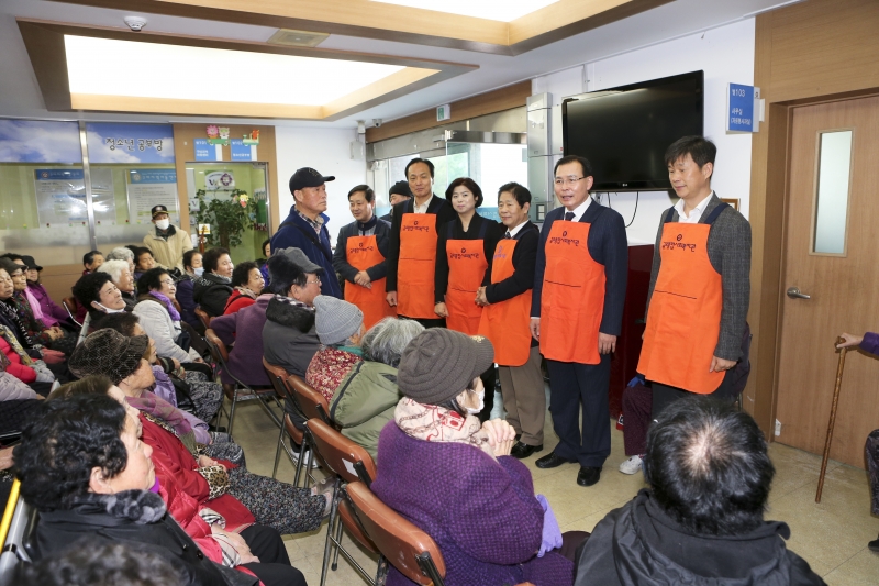20160218-013[AP7U5782-금오종합복지회관 무료급식 배식봉사 활동.jpg