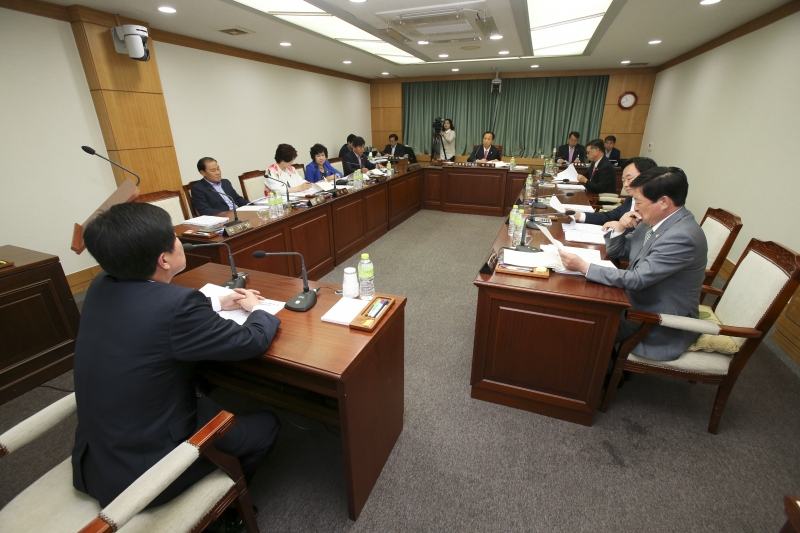 20160429-017[AP7U9144-제203회 임시회 기획행정위원회 조례안 심사활동.jpg