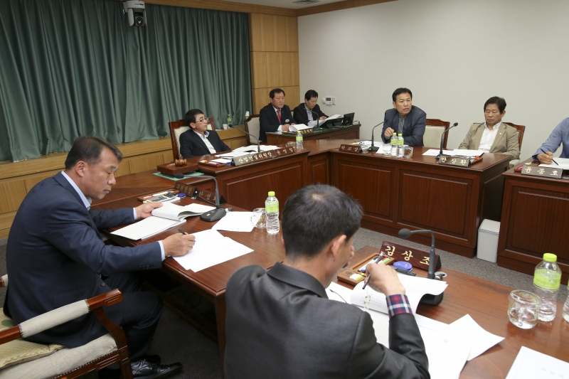 20160429-032[AP7U9164-제203회 임시회 산업건설위원회 조례안 심사활동.jpg