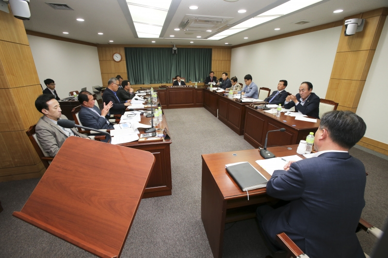 20160429-034[AP7U9169-제203회 임시회 산업건설위원회 조례안 심사활동.jpg