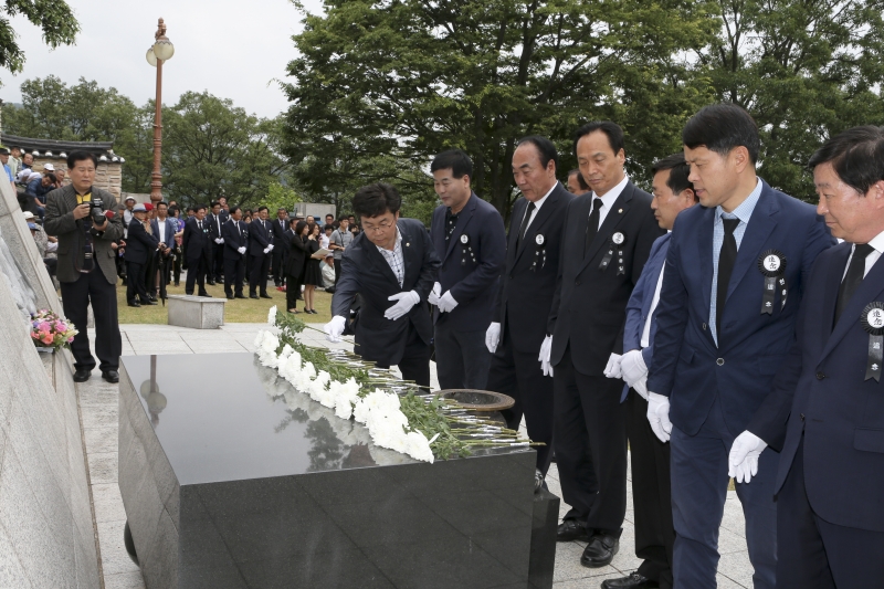 20160606-021[AP7U1552-제61회 현충일 추념식.jpg