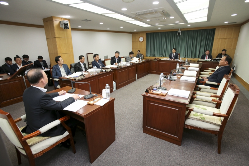 20161027-009[AP7U9251-제208회 임시회 산업건설위원회 2017년도 주요업무보고안 보고 청취.jpg