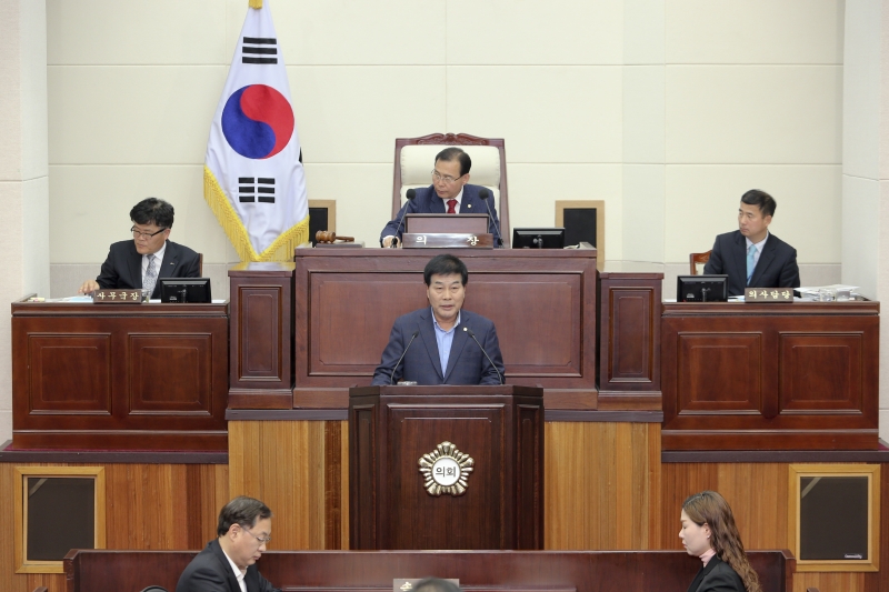 20161125-022[AP7U0815-제209회 정례회 제1차 본회의시 안주찬 의회운영위원장 예결특위 구성결의안 제안설명.jpg