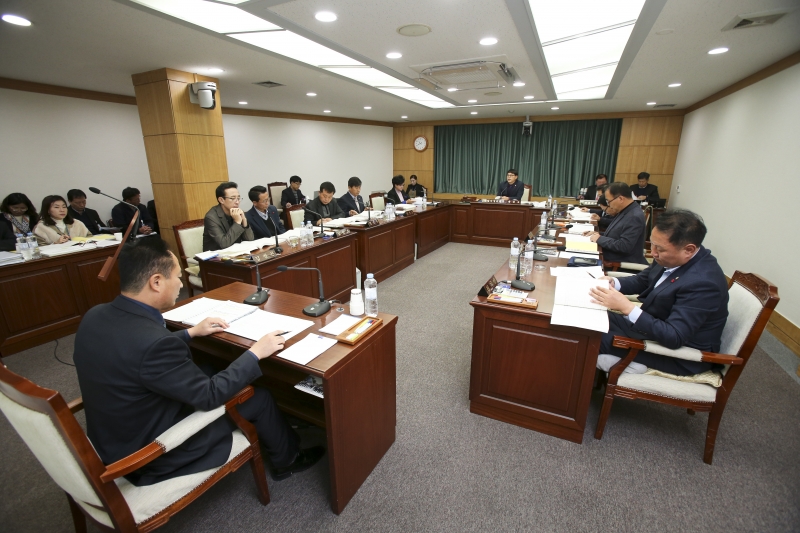 20161128-033[AP7U1029-제209회 정례회 산업건설위원회 2016년도 제2회 추가경정예산안 예비심사 활동.jpg