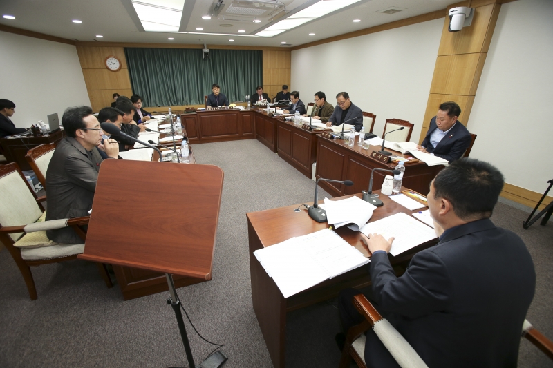 20161128-036[AP7U1035-제209회 정례회 산업건설위원회 2016년도 제2회 추가경정예산안 예비심사 활동.jpg