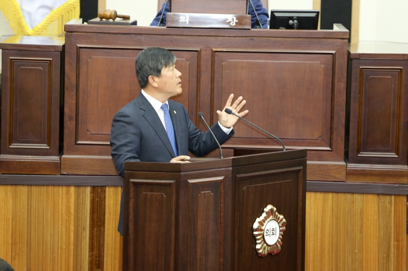 20161130-020[AP7U1338-제209회 정례회 제2차 본회의시 양진오 의원 시정질문.jpg
