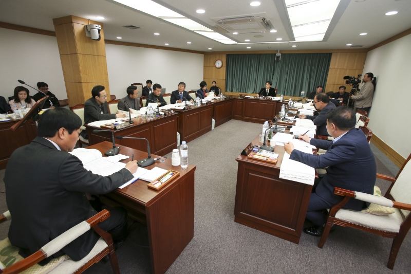 20161208-010[AP7U2932-제209회 정례회 산업건설위원회 2017년도 세입세출예산안 예비심사활동.jpg