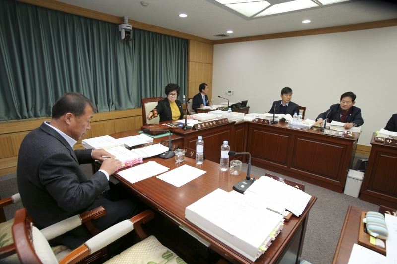 20161214-046[AP7U3306-제209회 정례회 예산결산특별위원회 2017년도 세입세출예산안 심사활동.jpg
